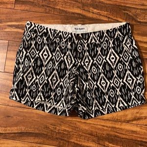 Old Navy size 4 black and white print shorts